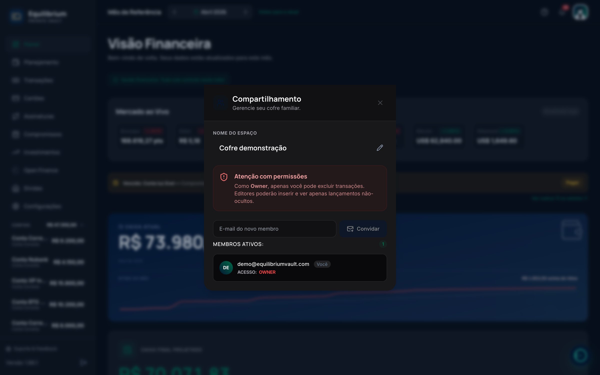 Modal de compartilhamento de cofre do Equilibrium: convite por email, papéis por membro e lista de membros ativos